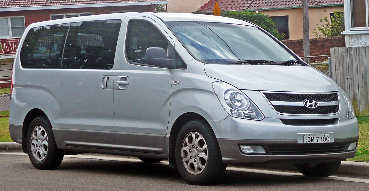 باص Hyundai H1 لتوصيل المطار